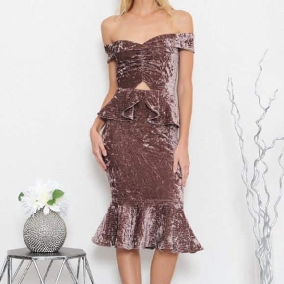 STUNNING VELVET DRESS - Picture 2 of 4